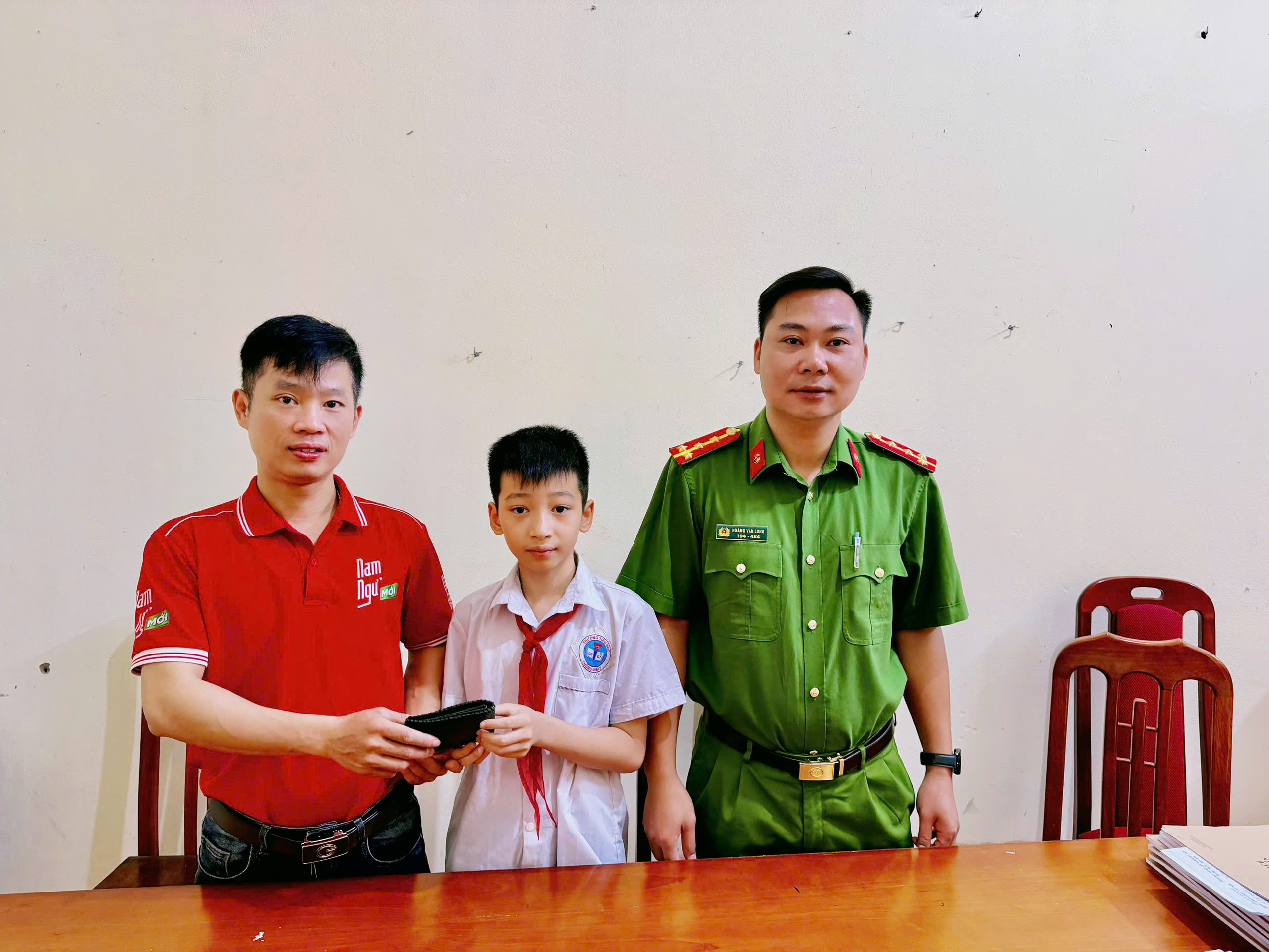 Công an xã Yết Kiêu hỗ trợ trao trả tài sản cho người dân đánh rơi